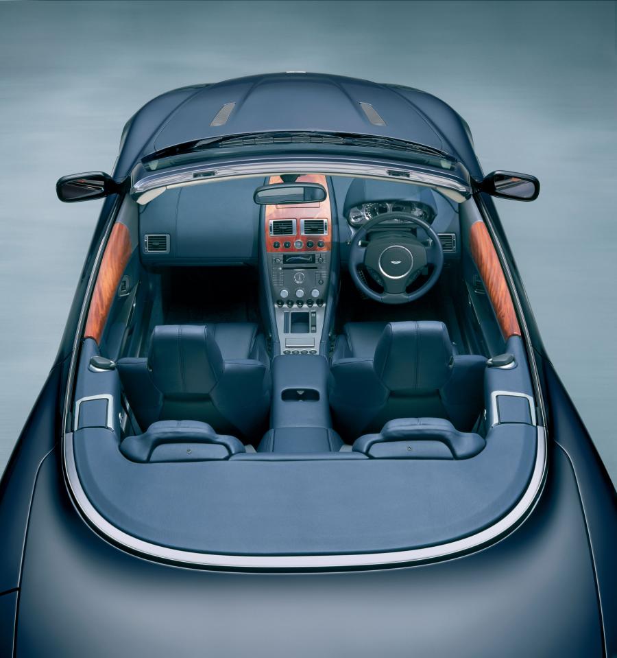 Интерьер Aston Martin DB9 Volante 2004 года  (UK) (фото 12 из 38)